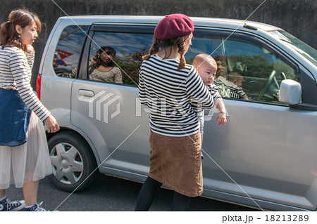 車に乗り込むボーダーを着た3人 の写真素材 1132