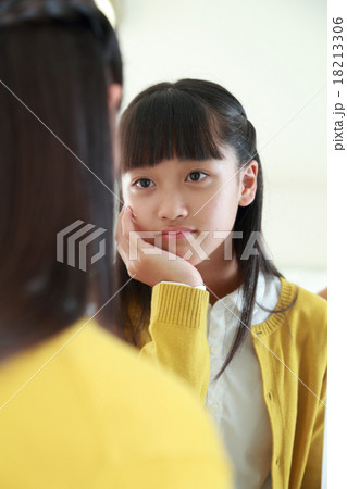 鏡を見つめて悩む中学生女子 鏡を見つめて悩む中学生女子 18213306