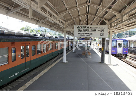 柘植駅に停車中の草津線・関西本線 柘植駅に停車中の草津線・関西本線 18213455