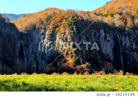 長野県　日本の滝百選　米子大瀑布の紅葉 18214199