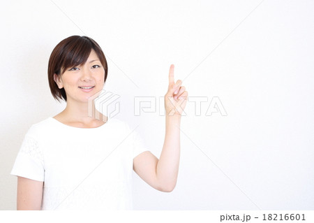 指をさす女性 18216601