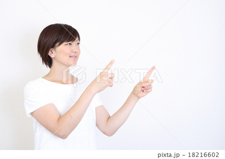 指をさす女性 指をさす女性 18216602