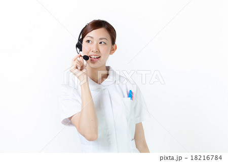 白衣の女性オペレーター 目線外し 白衣の女性オペレーター 目線外し 18216784