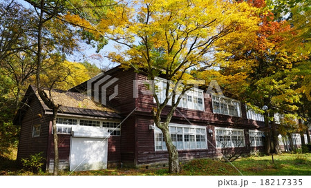 旧古間小学校と紅葉 旧古間小学校と紅葉 18217335