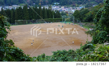 鉱山にあるグラウンドと野球少年 鉱山にあるグラウンドと野球少年 18217367