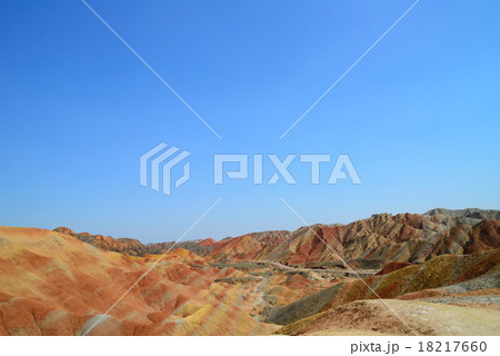 色とりどりの地層が延々と続く壮大なスケールの絶景が続きます。 18217660