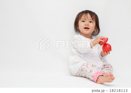 おもちゃで遊ぶ赤ちゃん(0歳児) おもちゃで遊ぶ赤ちゃん(0歳児) 18218113