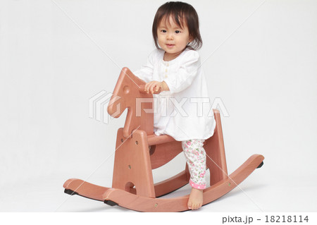 木馬に乗る赤ちゃん(0歳児) 18218114