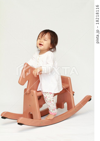 木馬に乗る赤ちゃん(0歳児) 18218116