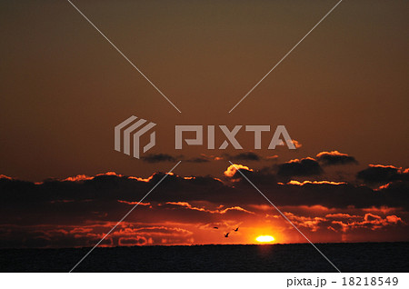 海に沈む夕日 海に沈む夕日 18218549