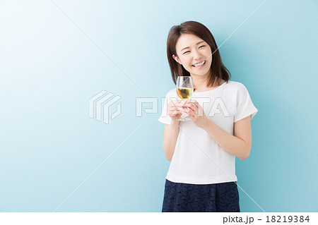 ワインを飲む女性 ワインを飲む女性 18219384