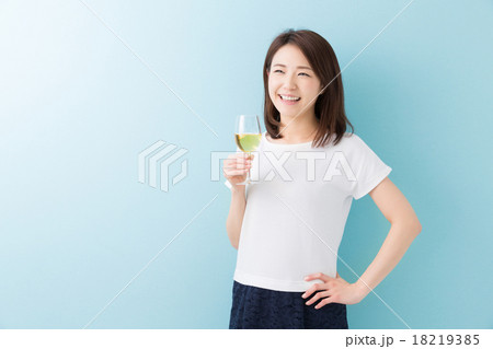 ワインを飲む女性 18219385