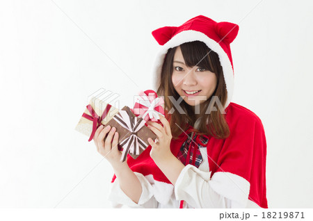 笑顔で沢山のプレゼントを持つクリスマス衣装の女子高校生　学生　イベント　イメージ 18219871