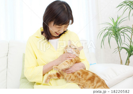 猫をかわいがるシニア 18220582