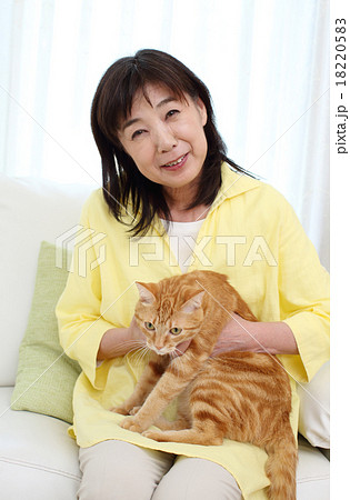 猫をかわいがるシニア 18220583
