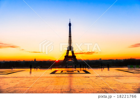 Eiffel tower at sunrise, Paris. Eiffel tower at sunrise, Paris. 18221766