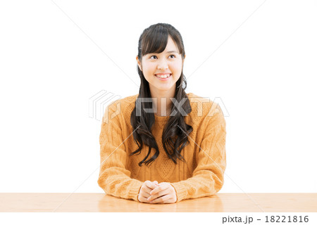 セーターを着て座っているいる10代の女性の白バックポーズ 18221816