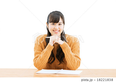 セーターを着て座っているいる10代の女性の白バックポーズの写真素材 1218