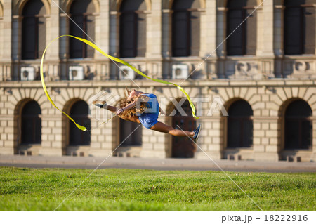 Young girl makes splits 18222916