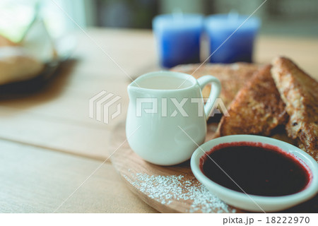 Honey toasted on wooden plate decoration Honey toasted on wooden plate decoration 18222970