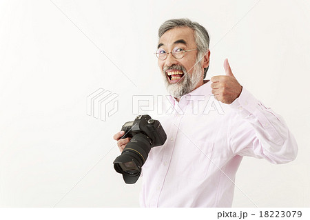 カメラを構えるシニア男性 18223079