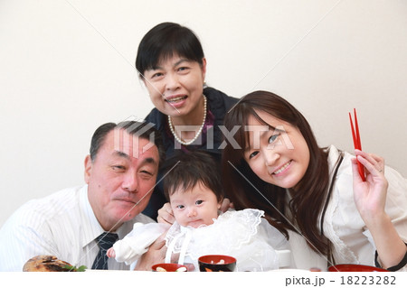 お食い初め 三世代 (赤ちゃん 生後100日 祖父 祖母 ママ 家族 祝い膳 箸初め 乳児 シニア) お食い初め 三世代 (赤ちゃん 生後100日 祖父 祖母 ママ 家族 祝い膳 箸初め 乳児 シニア) 18223282