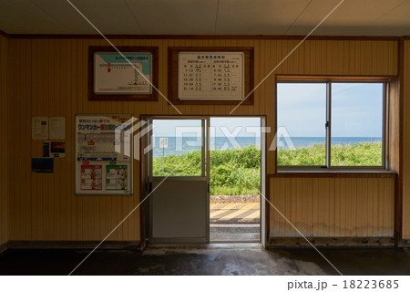 五能線驫木駅の駅舎内からプラットホーム越しに日本海ムを望む（青森県） 18223685