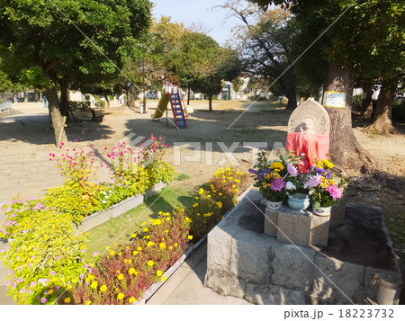 花に囲まれたお地蔵様 18223732