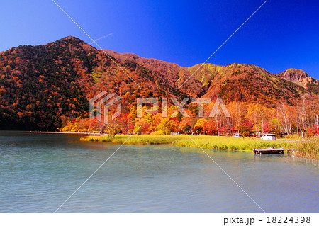 奥日光 湯ノ湖の紅葉の写真素材