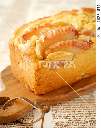 リンゴのパウンドケーキ　カッティングボードバージョン（縦位置） 18224657