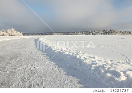 Frozen lake Frozen lake 18225787