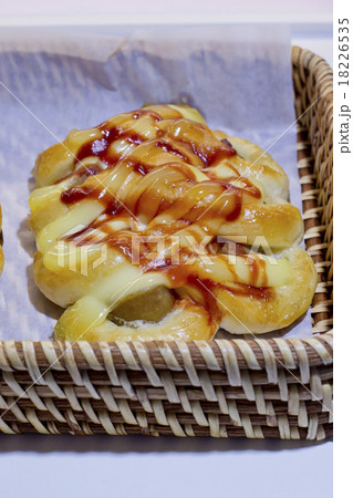 Tasty pizza sausage topping tomatoes sauce basket 18226535