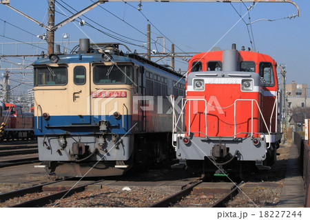 EF65形電気機関車とDE10形ディーゼル機関車 18227244