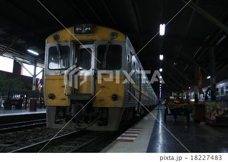 ファランポーン駅に停車中の列車 18227483