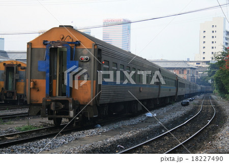 ファランポーン駅に停車中の列車 ファランポーン駅に停車中の列車 18227490