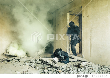 Spec ops police officers SWAT Spec ops police officers SWAT 18227782