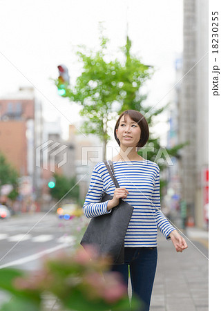 街を歩く女性の写真素材