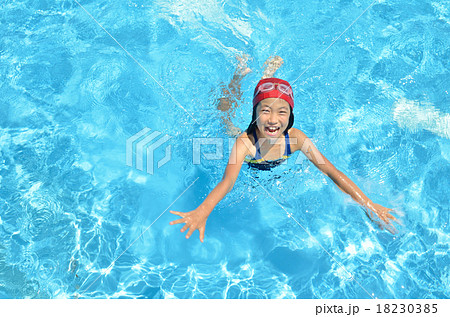 プールで笑う女の子 18230385