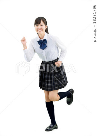 制服姿の女子学生の白バックの全身ポーズ 制服姿の女子学生の白バックの全身ポーズ 18231796