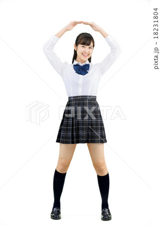 制服姿の女子学生の白バックの全身ポーズ 18231804