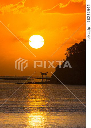鳥居から昇る朝日 鳥居から昇る朝日 18231946