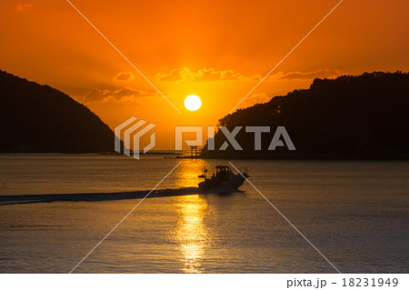 鳥居から昇る朝日の光芒と漁船 18231949