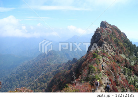 紅葉の石鎚山天狗岳と石鎚連峰 紅葉の石鎚山天狗岳と石鎚連峰 18232135