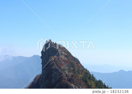 紅葉の石鎚山天狗岳のアップ 18232136