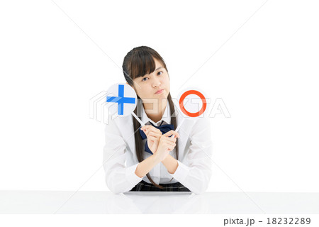 座っている制服姿の女子学生の白バックのポーズ 18232289