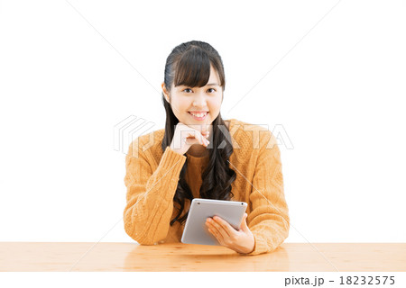 座っているセーター姿の女子学生の白バックのポーズ 座っているセーター姿の女子学生の白バックのポーズ 18232575