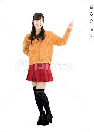 セーターを着て立っている若い女性の全身の白バックポーズ 18232580