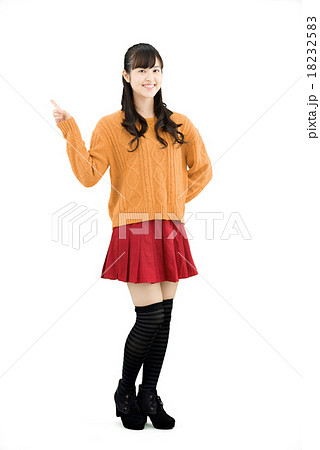 セーターを着て立っている若い女性の全身の白バックポーズ 18232583