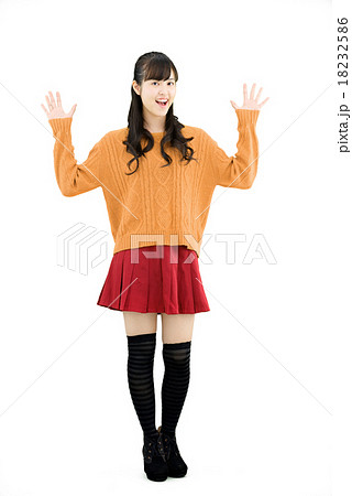 セーターを着て立っている若い女性の全身の白バックポーズ 18232586