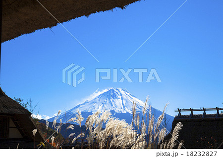 茅葺屋根と富士山 18232827
